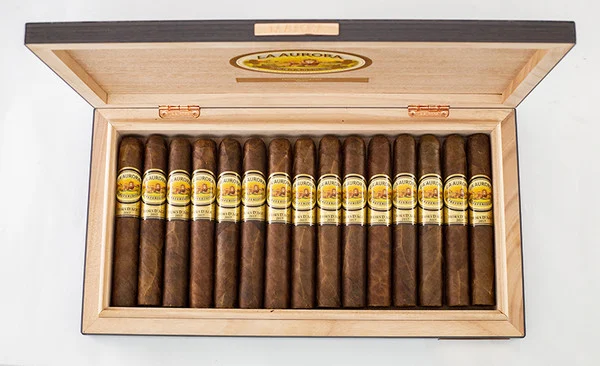 La Aurora Hors d’Age Toro (5.75x54 / Box 15)