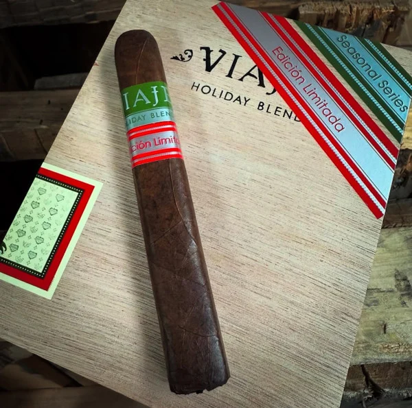 Viaje Holiday Blend 2024 Robusto Gordo (5.7x54 / 5 Pack)